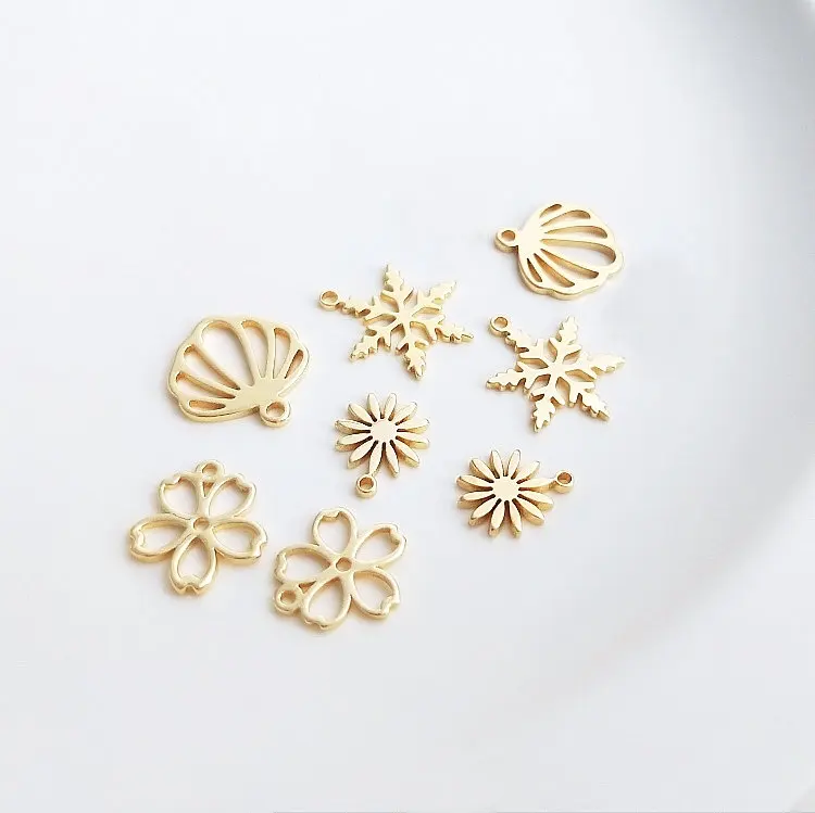 10PCS 14K זהב צבע פליז מצופה פתית שלג תליונים פרח על התכשיטים בעבודת יד DIY עגיל קסמי ממצאים רכיבי . ' - ' . 1