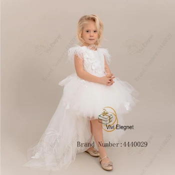 לבן סקופ בשכבות פרח ילדה שמלות עם נוצות רכבת משפט ללא שרוולים באורך הברך מסיבת חתונה שמלות فساتين اطفال للعيد